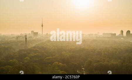 Goldener Sonnenuntergang über Berlin und Volkspark Friedrichshain Park, Deutschland Stockfoto