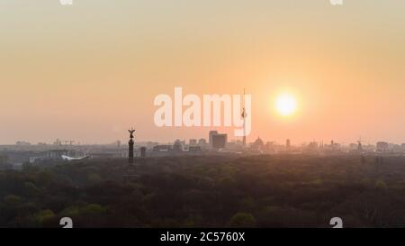 Goldener Sonnenuntergang über der Berliner Stadtlandschaft und dem Fernsehturm, Deutschland Stockfoto