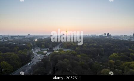 Szenische Ansicht Siegessäule und Stadtbild Berlin bei Sonnenuntergang, Deutschland Stockfoto