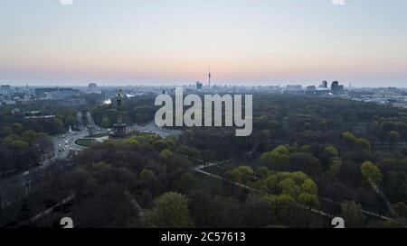 Volkspark Friedrichshain Park mit Blick auf die Siegessäule und Berlin Stadtbild in der Abenddämmerung, Deutschland Stockfoto