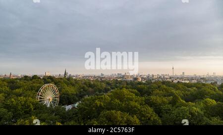 Szenische Ansicht Volkspark Friedrichshain Park und Berlin Stadtbild, Berlin Stockfoto