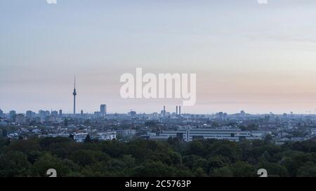 Berliner Stadtbild und Fernsehturm hinter dem Volkspark Friedrichshain Park Baumwipfel, Deutschland Stockfoto