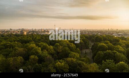 Szenische Sonnenuntergangsansicht Volkspark Friedrichshain Park und Berlin Stadtbild, Deutschland Stockfoto