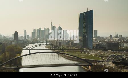 Sonniges Frankfurter Stadtbild und Brücken über den Main, Deutschland Stockfoto