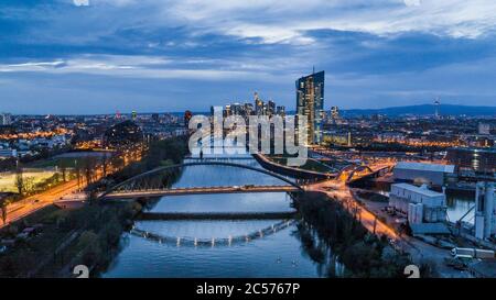 Frankfurt Stadtbild und Brücken über den Main bei Nacht, Deutschland Stockfoto