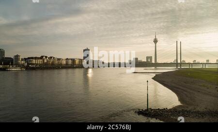 Ruhiger Rhein und Rheinturm bei Sonnenuntergang, Düsseldorf, Nordrhein-Westfalen, Deutschland Stockfoto