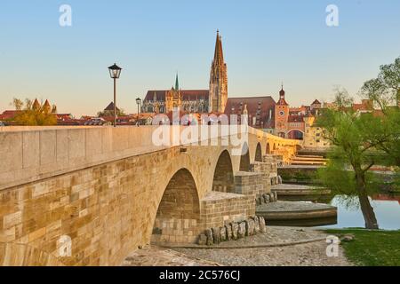 Steinbrücke zum Regensburger Dom in der Altstadt im Abendlicht, Regensburg, Bayern, Deutschland Stockfoto