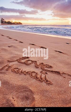 Inschrift am Strand, Sunset Beach auf Oahu, Nordküste, Hawaiianische Insel Oahu, Oahu, Hawaii, Aloha State, USA Stockfoto