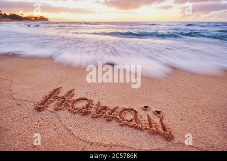 Inschrift am Strand, Sunset Beach auf Oahu, Nordküste, Hawaiianische Insel Oahu, Oahu, Hawaii, Aloha State, USA Stockfoto