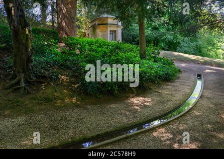 Wasserrill und Tempel im Rousham House and Gardens, Oxfordshire, England Stockfoto