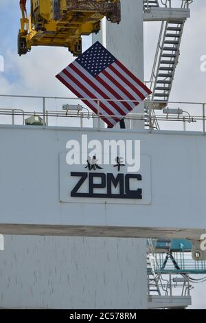 Miami, Vereinigte Staaten Von Amerika. März 2013. MIAMI, FL - JULI 01: DATEI FOTO - Miami Strände werden für den 4. Juli wegen Coronavirus schließen Menschen: American Flag Credit: Storms Media Group/Alamy Live News Stockfoto