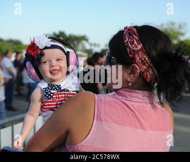 Sunrise, Vereinigte Staaten Von Amerika. Juli 2015. MIAMI, FL - JULI 01: DATEI FOTO - Miami Strände werden für den 4. Juli wegen Coronavirus Menschen schließen: Atmosphäre Kredit: Storms Media Group/Alamy Live News Stockfoto