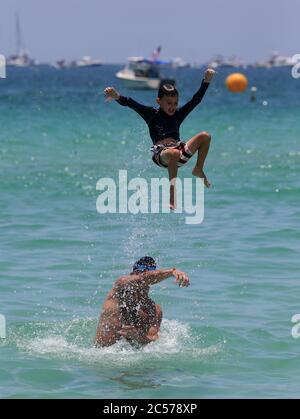 MIAMI, FL - JULI 01: DATEI FOTO - Miami Strände werden für den 4. Juli wegen Coronavirus Menschen schließen: Covid19 Florida Kredit: Storms Media Group/Alamy Live News Stockfoto