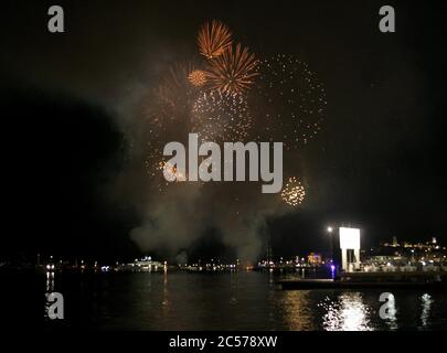 Miami, Vereinigte Staaten Von Amerika. Juli 2015. MIAMI, FL - JULI 01: DATEI FOTO - Miami Strände werden für den 4. Juli wegen Coronavirus Menschen schließen: Feuerwerk Quelle: Storms Media Group/Alamy Live News Stockfoto