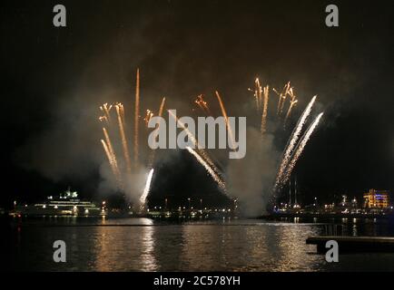 Miami, Vereinigte Staaten Von Amerika. Juli 2015. MIAMI, FL - JULI 01: DATEI FOTO - Miami Strände werden für den 4. Juli wegen Coronavirus Menschen schließen: Feuerwerk Quelle: Storms Media Group/Alamy Live News Stockfoto