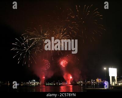 Miami, Vereinigte Staaten Von Amerika. Juli 2015. MIAMI, FL - JULI 01: DATEI FOTO - Miami Strände werden für den 4. Juli wegen Coronavirus Menschen schließen: Feuerwerk Quelle: Storms Media Group/Alamy Live News Stockfoto