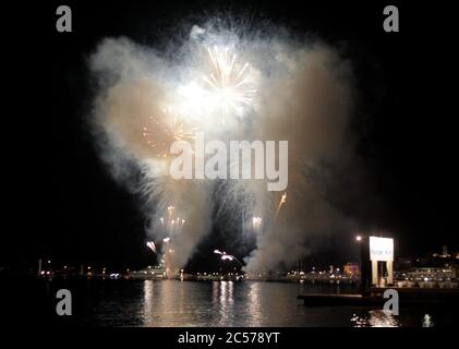 Miami, Vereinigte Staaten Von Amerika. Juli 2015. MIAMI, FL - JULI 01: DATEI FOTO - Miami Strände werden für den 4. Juli wegen Coronavirus Menschen schließen: Feuerwerk Quelle: Storms Media Group/Alamy Live News Stockfoto