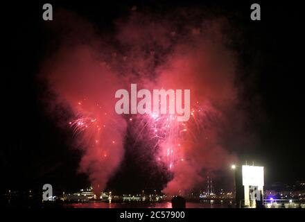 Miami, Vereinigte Staaten Von Amerika. Juli 2015. MIAMI, FL - JULI 01: DATEI FOTO - Miami Strände werden für den 4. Juli wegen Coronavirus Menschen schließen: Feuerwerk Quelle: Storms Media Group/Alamy Live News Stockfoto