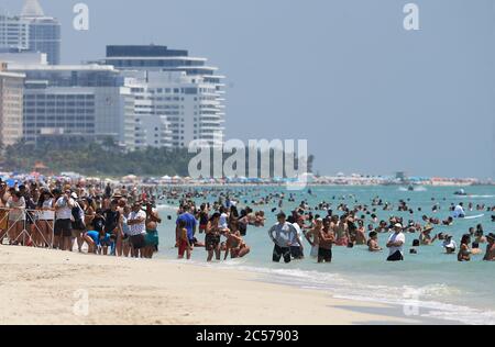 MIAMI, FL - JULI 01: DATEI FOTO - Miami Strände werden für den 4. Juli wegen Coronavirus Menschen schließen: Covid19 Florida Kredit: Storms Media Group/Alamy Live News Stockfoto