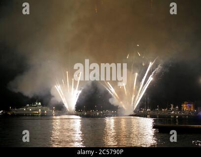 Miami, Vereinigte Staaten Von Amerika. Juli 2015. MIAMI, FL - JULI 01: DATEI FOTO - Miami Strände werden für den 4. Juli wegen Coronavirus Menschen schließen: Feuerwerk Quelle: Storms Media Group/Alamy Live News Stockfoto