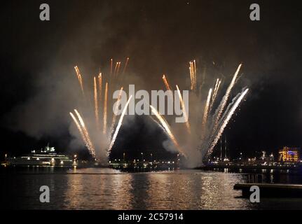 Miami, Vereinigte Staaten Von Amerika. Juli 2015. MIAMI, FL - JULI 01: DATEI FOTO - Miami Strände werden für den 4. Juli wegen Coronavirus Menschen schließen: Feuerwerk Quelle: Storms Media Group/Alamy Live News Stockfoto