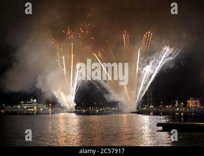 Miami, Vereinigte Staaten Von Amerika. Juli 2015. MIAMI, FL - JULI 01: DATEI FOTO - Miami Strände werden für den 4. Juli wegen Coronavirus Menschen schließen: Feuerwerk Quelle: Storms Media Group/Alamy Live News Stockfoto