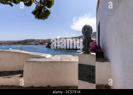 Detail der schönen kleinen Stadt Cadaques in Costa Brava in Katalonien von Spanien, Statue des Schriftstellers, Journalist Carles Rahola. 06. 20. 2020 Cadaques, Costa Stockfoto