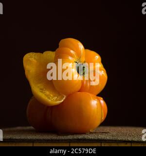 Schneiden Sie Tomaten isoliert auf einem schwarzen Hintergrund Stockfoto