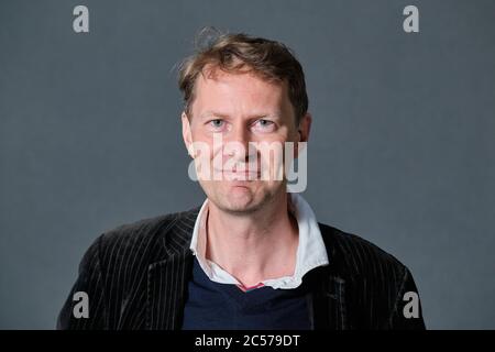 Der britische Journalist Luke Harding nimmt an einer Fotoschau während des jährlichen Edinburgh International Book Festival 2018 Teil Stockfoto