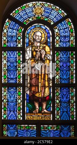 BARCELONA, SPANIEN - 5. MÄRZ 2020: Der Apostel Philippus auf der Glasmalerei in der Kirche Santuario Maria Auxiliadora i Sant Josep. Stockfoto