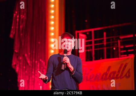 BAZ Luhrmann (Regisseur & Co-Autor) spricht im Strictly Ballroom die musikalische Medienaufruf im Lyric Theatre, Star City. Stockfoto
