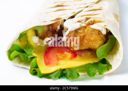 Gegrillter Hähnchenburrito mit Käse auf weißem Hintergrund Stockfoto