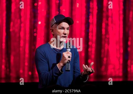 BAZ Luhrmann (Regisseur & Co-Autor) beantwortet Fragen aus den Medien im Strictly Ballroom The Musical Media Call im Lyric Theatre, Star City. Stockfoto