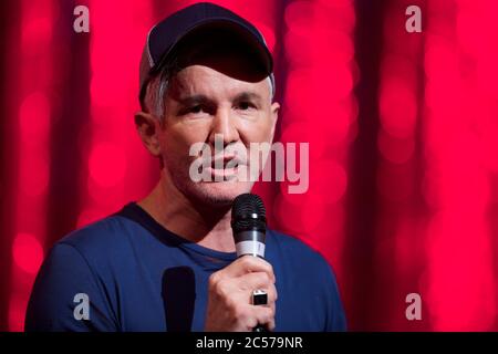 BAZ Luhrmann (Regisseur & Co-Autor) beantwortet Fragen aus den Medien im Strictly Ballroom The Musical Media Call im Lyric Theatre, Star City. Stockfoto