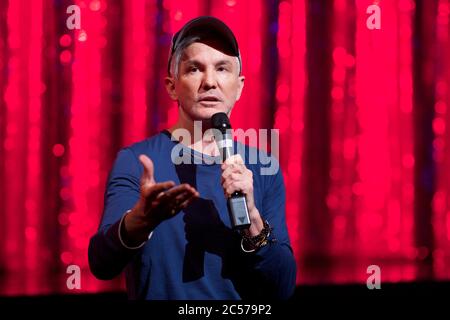 BAZ Luhrmann (Regisseur & Co-Autor) beantwortet Fragen aus den Medien im Strictly Ballroom The Musical Media Call im Lyric Theatre, Star City. Stockfoto