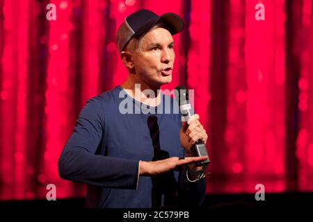 BAZ Luhrmann (Regisseur & Co-Autor) beantwortet Fragen aus den Medien im Strictly Ballroom The Musical Media Call im Lyric Theatre, Star City. Stockfoto