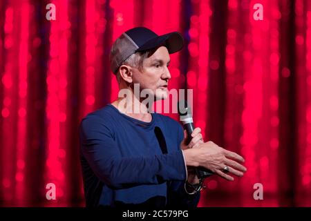 BAZ Luhrmann (Regisseur & Co-Autor) beantwortet Fragen aus den Medien im Strictly Ballroom The Musical Media Call im Lyric Theatre, Star City. Stockfoto