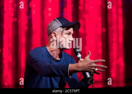 BAZ Luhrmann (Regisseur & Co-Autor) beantwortet Fragen aus den Medien im Strictly Ballroom The Musical Media Call im Lyric Theatre, Star City. Stockfoto