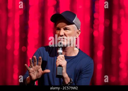 BAZ Luhrmann (Regisseur & Co-Autor) beantwortet Fragen aus den Medien im Strictly Ballroom The Musical Media Call im Lyric Theatre, Star City. Stockfoto