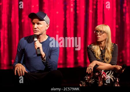 BAZ Luhrmann (Regisseurin & Co-Autorin) beantwortet Medienfragen mit Catherine Martin (Set & Costume Designer) im Strictly Ballroom The Music Stockfoto