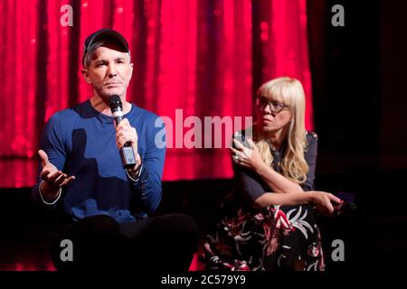 BAZ Luhrmann (Regisseurin & Co-Autorin) beantwortet Medienfragen mit Catherine Martin (Set & Costume Designer) im Strictly Ballroom The Music Stockfoto