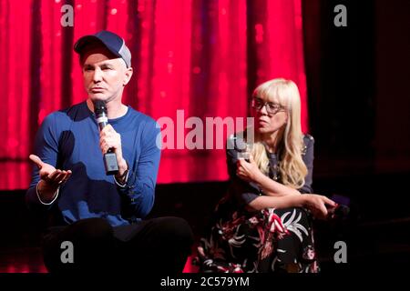 BAZ Luhrmann (Regisseurin & Co-Autorin) beantwortet Medienfragen mit Catherine Martin (Set & Costume Designer) im Strictly Ballroom The Music Stockfoto