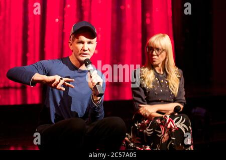 BAZ Luhrmann (Regisseurin & Co-Autorin) beantwortet Medienfragen mit Catherine Martin (Set & Costume Designer) im Strictly Ballroom The Music Stockfoto