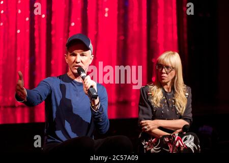 BAZ Luhrmann (Regisseurin & Co-Autorin) beantwortet Medienfragen mit Catherine Martin (Set & Costume Designer) im Strictly Ballroom The Music Stockfoto