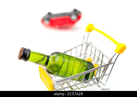 Verkauf von Alkohol in einem Geschäft. Grüne Flasche in einem Supermarkt-Wagen. Trinken Sie in einer grünen Flasche. Autounfall. Stockfoto