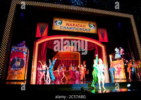 Die Besetzung gibt eine Voraufführung von Strictly Ballroom The Musical im Lyric Theatre, Star City in Sydney, Australien. Stockfoto