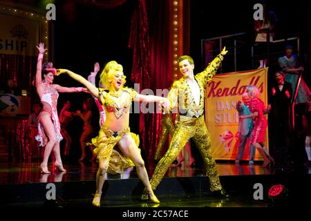 Die Besetzung gibt eine Voraufführung von Strictly Ballroom The Musical im Lyric Theatre, Star City in Sydney, Australien. Stockfoto