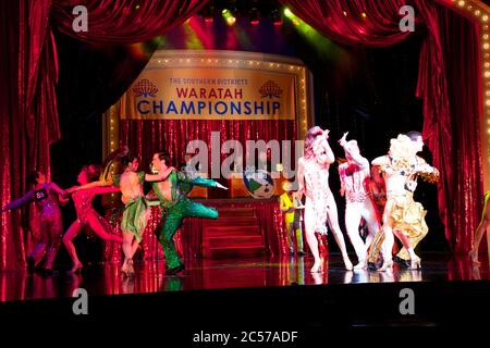 Die Besetzung gibt eine Voraufführung von Strictly Ballroom The Musical im Lyric Theatre, Star City in Sydney, Australien. Stockfoto