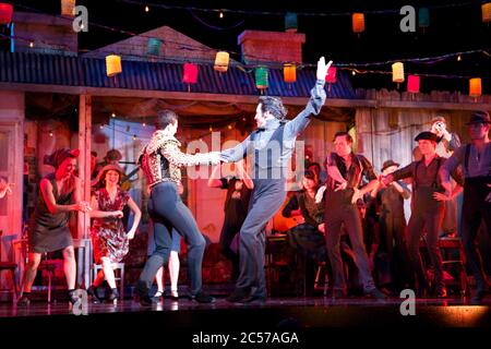 Die Besetzung gibt eine Voraufführung von Strictly Ballroom The Musical im Lyric Theatre, Star City in Sydney, Australien. Stockfoto