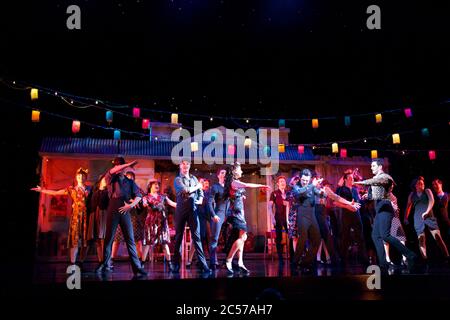 Die Besetzung gibt eine Voraufführung von Strictly Ballroom The Musical im Lyric Theatre, Star City in Sydney, Australien. Stockfoto